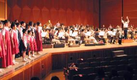 Chinese orchestra invites children to its rehearsal